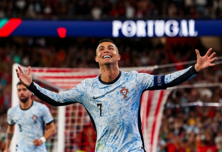 葡萄牙逆转克罗地亚，继续领跑