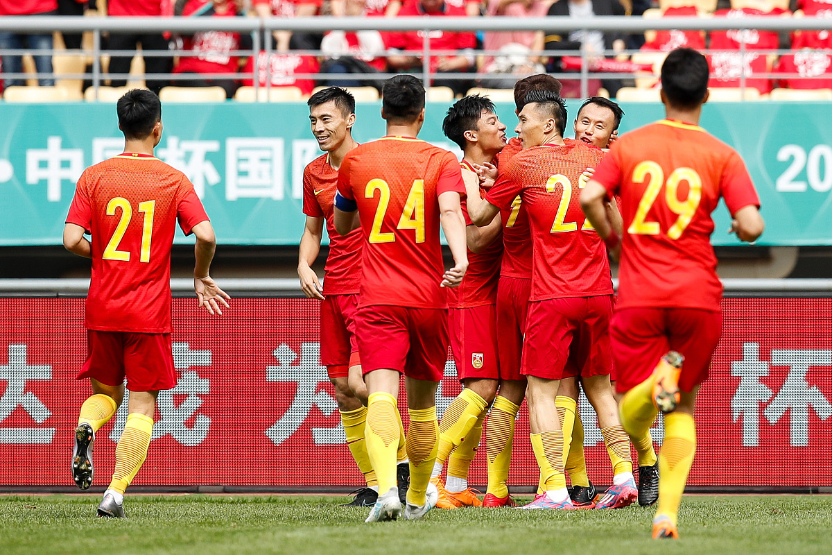 国内足坛比赛强队齐聚，交锋激烈精彩绝伦