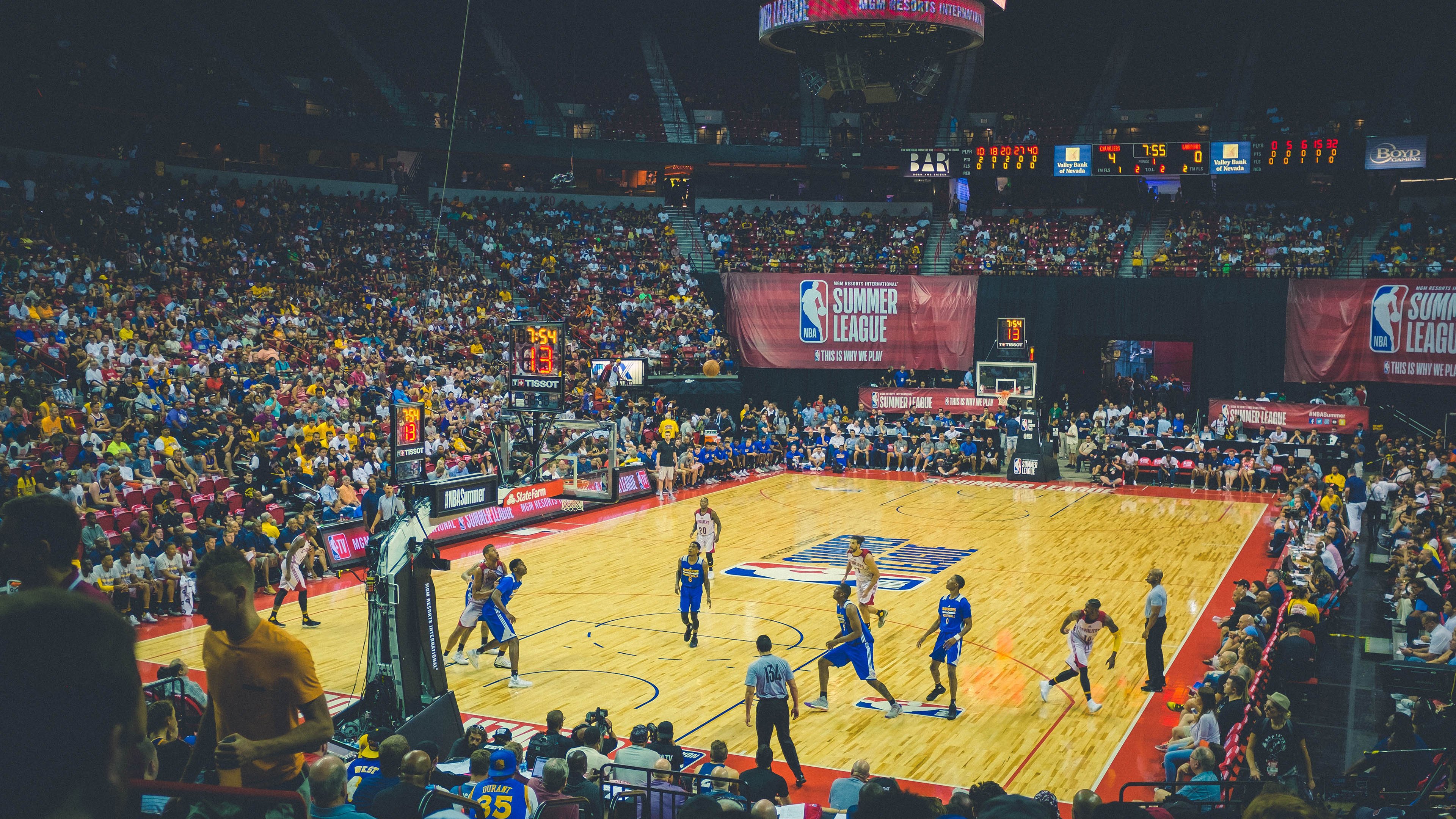 赛道与球场的双重奏，F1街道赛焦点战与黄蜂轻取雄鹿的战术交响